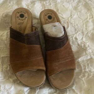 Earth Origins slide in sandals, brand new.
